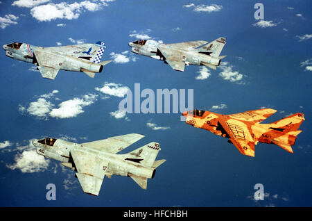 A-7Es VA-72 in volo Giugno 1991 Foto Stock