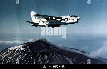 A-7E Corsair II di VA-105 in volo nel 1980 Foto Stock