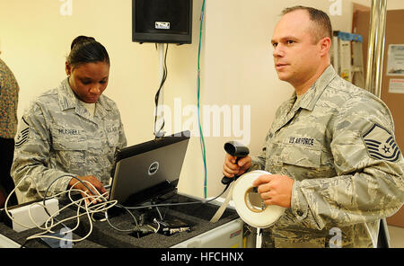 Master Sgt. LaTrina Russell e Master Sgt. Timothy Duncan, entrambi assegnati alla forza 647th squadrone di supporto, impostare la non belligeranza evacuazione sistema di Tracking al Makai Centro di accoglienza a base comune Harbor-Hickam perla (JBPHH). JBPHH ha istituito una zona di ricezione come una prontezza iniziativa in risposta alla grandezza-nove del terremoto e del conseguente tsunami che ha colpito il Giappone Marzo 11. (U.S. Navy foto di comunicazione di massa specialista in seconda classe (SW) Mark Logico/RILASCIATO) di non belligeranza evacuazione sistema di Tracking 110325-N-WP746-084 Foto Stock