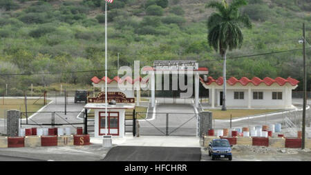 100716-N-8241M-008 Guantanamo Bay a Cuba (16 luglio 2010) Il Nord est porta a stazione navale di Guantánamo Bay a Cuba è la sola voce e il punto di uscita per la terraferma Cuba dalla stazione navale. Essa è stata chiusa al personale di base dal momento che gli Stati Uniti hanno interrotto le relazioni diplomatiche con il governo cubano il 3 gennaio 1961. (U.S. Foto di Marina di Massa principale Specialista comunicazione Bill Mesta/rilasciato) a nord-est di gate, Guantanamo : Foto Stock