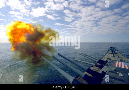 La Corazzata USS IOWA (BB-61) incendi il marchio di centro 7 16 pollici/50-pistola calibro in n. 2 torretta. Il proiettile è il 1000esimo round sparato dal IOWAs 16 pollici cannoni dal momento che la nave è stata rimessa in servizio. Numero 2 centro Torretta cannone spara Iowas millesimo round poiché la rimessa in servizio Foto Stock