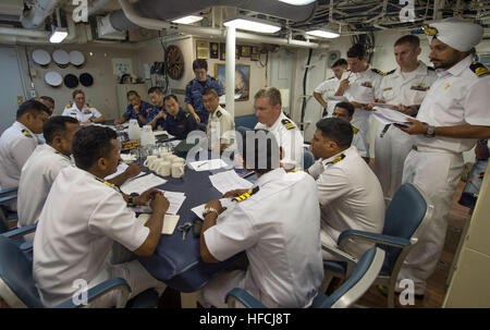 151013-N-MK881-022 Chennai, India (ott. 13, 2015) Ufficiali di Marina indiana, Japan Maritime Self Defence Force, E DEGLI STATI UNITI Navy si incontrano per un delegato di chiamata nel quadrato di poppa del programma Littoral Combat Ship USS Fort Worth (LCS 3) come parte di esercizio Malabar. Attualmente su un 16-mese di distribuzione di rotazione a sostegno dell'Indo-Asia-Pacifico riequilibrare, Fort Worth è un veloce ed agile nave da guerra fatta su misura per pattugliare le acque della regione marine e lavoro carena e scafo con partner marine, fornendo la U.S. 7 flotta con le funzionalità flessibili di cui ha bisogno ora e in futuro. (U.S. Foto di Marina di Massa Comm Foto Stock