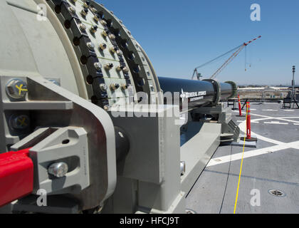 140708-N-ZK869-005 SAN DIEGO (Luglio 8, 2014) uno dei due railgun elettromagnetico prototipi sul display a bordo del comune di alta velocità nave USS Millinocket JHSV (3) nella porta alla Base Navale di San Diego. Il railguns vengono visualizzati in San Diego come parte del lancio elettromagnetici Simposio, che ha riunito i rappresentanti di Stati Uniti e Allied Marine, industria e mondo accademico per discutere diretto tecnologie energetiche. (U.S. Foto di Marina di Massa lo specialista di comunicazione 2a classe Kristopher Kirsop/RILASCIATO) ufficio di ricerca navale-finanziati Railgun elettromagnetico lanciatori sulla USS Millinocket Foto Stock