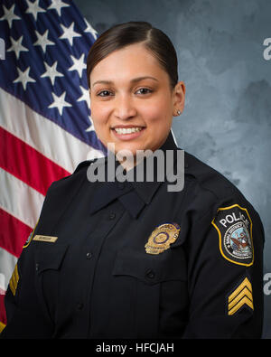 Ritratto ufficiale, Sgt. Bianca Burgos, prevenzione della criminalità officer, Base comune Anacostia-Bolling Dipartimento di Polizia, Navale del Distretto di Polizia di Washington, Washington. Ritratto ufficiale, Sgt. Bianca Burgos, Base comune di polizia Anacostia-Bolling 150313-N-WY366-001 Foto Stock