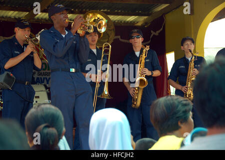 Musicista di terza classe Anthony Chiles assegnato alla flotta del Pacifico a bordo di banda militare comando Sealift nave ospedale USNS misericordia (T-AH 19) riproduce un assolo di tromba presso una scuola elementare nel distretto di Buldon,, Shariff Kabunsuan, Filippine. Pacific Partnership assiste il governo delle Filippine nella fornitura di comunità locali con una vasta gamma di servizi tra cui vari medici, dentistici e ingegneria civile programmi di azione per fornire concentrati di assistenza umanitaria. Operazioni a bordo USNS misericordia 97744 Foto Stock