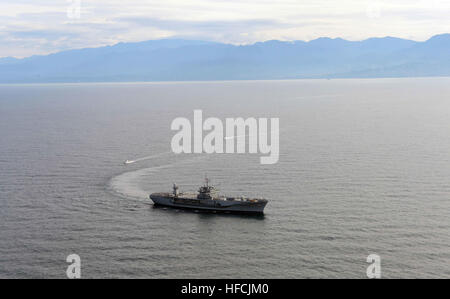 Gli Stati Uniti 6 Comando della Flotta nave USS Mount Whitney (LCC 20) partecipa al passaggio di un esercizio con navi di Georgian coast guard mentre in transito attraverso il Mar Nero. Il Monte Whitney, homeported in Gaeta, Italia, opera con un combinato di equipaggio di marinai e militari di comando Sealift servizio civile naviganti. (U.S. Foto di Marina di Massa lo specialista di comunicazione 2a classe Mike Wright/RILASCIATO) Funzionamento Atlantic risolvere 141018-N-VY489-440 Foto Stock