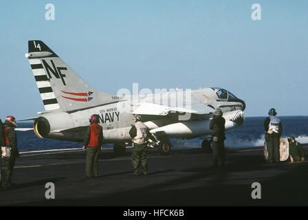 Un-7E Corsair II aeromobili da attaccare Squadron 93 si prepara ad essere catapultato dal ponte di volo della portaerei USS Midway (CV 41). A-7E VA93 CV41 1981 Foto Stock