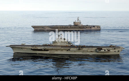 040608-N-1281L-009 a bordo della USS Ronald Reagan (CVN 76), Giugno 8, 2004 - Marina brasiliana portaerei BNS Sao Paulo (A12), colore per il primo piano arriva lungo il lato USS Ronald Reagan (CVN 76) come la nave transita attorno al Sud America per il suo nuovo homeport di San Diego. Stati Uniti Navy foto dal fotografo di mate 1. Classe John Lill. (Rilasciato) A12 & CVN76 Foto Stock