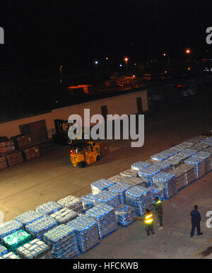 Velisti assegnati alla Naval Cargo Handling battaglione 1, basato a Williamsburg, Virginia, stadio di pallet di acqua a U.S. La stazione navale di Guantanamo Bay a Cuba per la spedizione ad Haiti come parte del funzionamento risposta unitaria. Funzionamento risposta unificata 244794 Foto Stock