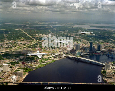 Una veduta aerea di tre P-3C Orion aeromobili di Patrol Squadron 45 (VP-45) in volo sopra la città. Il ponte Fuller-Warren portando la Interstate 95 il traffico è nella parte inferiore del telaio. La recente apertura del Acosta Bridge è al centro con il Main Street Bridge mostrato in alto a destra. P-3C Orion su Jacksonville in Florida Foto Stock