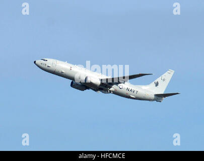 Un P-8A Poseidon del VP-16 decolla dalla Naval Air Station Jacksonville durante il primo dispiegamento dello squadrone P-8A, sostenendo le operazioni di pattuglia marittima nel 2013. Foto Stock