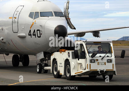 Un Aviation Electrician's Mate lancia un P-8 Poseidon alla Naval Air Station di Whidbey Island. Il P-8 è destinato a sostituire il P-3 pattugliatore marittimo nel servizio della Marina degli Stati Uniti, continuando le missioni di ricognizione a lungo raggio e anti-sommergibile. Foto Stock