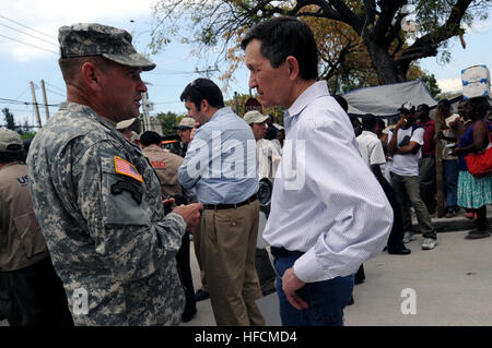 Stati Uniti Esercito Lt. Gen. Ken Keen parla con sost. Dennis Kucinich come si visita uno dei contanti per il lavoro di spot, a Port-au-Prince, Haiti, Feb 19, 2010. Migliaia di haitiani erano rimaste senza casa e senza accesso a cibo, acqua e vitale di cure mediche dopo un 7.0 terremoto ha colpito Port-au-Prince gennaio 12th. (U.S. Foto di Marina di Massa lo specialista di comunicazione 2a classe Joan E. Kretschmer/RILASCIATO) P. K. Keen & Dennis Kucinich a Port-au-Prince 2010-02-19 Foto Stock