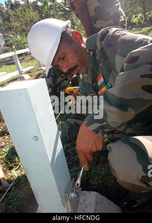 Un soldato dell'esercito indiano partecipa a un programma di azione civile ingegneristica, costruendo una capanna ospedaliera nelle Isole Salomone come parte della Pacific Partnership, fornendo assistenza medica, dentale e ingegneristica con la USS Peleliu. Foto Stock