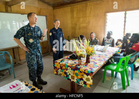 ARAWA, Regione Autonoma di Bougainville, Papua Nuova Guinea (Luglio 2, 2015) Capt. Chris Engdahl, Pacific Partnership 2015 comandante della missione e Royal New Zealand Air Force Wing Cmdr. Jennifer Atkinson, Pacific Partnership 2015 Capo del personale, parlare di Bougainville leader di comunità durante una famiglia di prevenzione della violenza workshop presso la Tuniva Learning Center. Il gruppo si è riunito per discutere di come prevenire la violenza domestica abuso come parte del piano di azione nazionale per le donne, pace e sicurezza. La nave ospedale USNS misericordia (T-AH 19) è attualmente alla sua seconda missione porto di Papua Nuova Guinea come parte della PAC Foto Stock