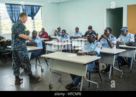 ARAWA, Regione Autonoma di Bougainville, Papua Nuova Guinea (Luglio 2, 2015) Capt. Chris Engdahl, Pacific Partnership 2015 comandante della missione, dà un discorso a funzionari di polizia a Arawa stazione di polizia. Engdahl ha parlato dell'importanza della leadership e ha preso le domande da ufficiali della polizia durante la sua visita. La nave ospedale USNS misericordia (T-AH 19) è attualmente alla sua seconda missione porto di Papua Nuova Guinea come parte del partenariato Pacifico 2015. Pacific Partnership è nella sua decima iterazione ed è il più grande annuale multilaterale di assistenza umanitaria e di soccorso in caso di catastrofe preparazione missione conduc Foto Stock