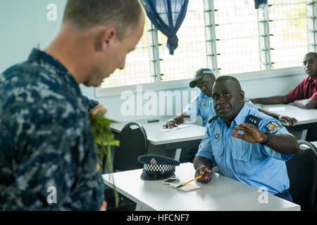 ARAWA, Regione Autonoma di Bougainville, Papua Nuova Guinea (Luglio 2, 2015) Gennaro Vosiual, Arawa il capo della polizia, pone una domanda al cap. Chris Engdahl, Pacific Partnership 2015 comandante della missione, a Arawa stazione di polizia. Engdahl ha visitato la stazione di polizia per parlare dell'importanza della leadership e per rispondere alle domande. La nave ospedale USNS misericordia (T-AH 19) è attualmente alla sua seconda missione porto di Papua Nuova Guinea come parte del partenariato Pacifico 2015. Pacific Partnership è nella sua decima iterazione ed è il più grande annuale multilaterale di assistenza umanitaria e di soccorso in caso di catastrofe Foto Stock