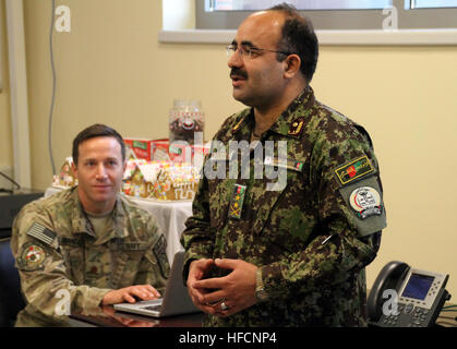 Il dottor Mohammad Sadiq Wardak, capo della chirurgia a Kandahar Regional Medical Hospital, colloqui con il personale di ruolo della NATO 3 multinazionale unità mediche a Kandahar, Afghanistan. Partnership a il ruolo della NATO 3 multinazionale unità mediche 141222-N-JY715-346 Foto Stock