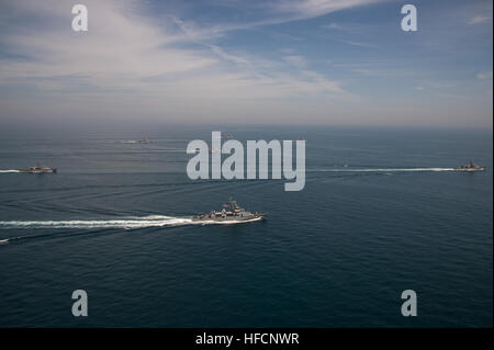 140408-N-QP268-556 GOLFO ARABICO (8 aprile 2014) Patrol navi costiere assegnato a Coastal Patrol Squadron uno, il transito in formazione durante un esercizio di manovra, Aprile 8. Coastal Patrol Squadron uno è distribuito negli Stati Uniti Quinta Flotta area di responsabilità a sostegno di le operazioni di sicurezza marittima e di protezione del teatro gli sforzi di cooperazione. (U.S. Foto di Marina di Massa lo specialista di comunicazione 1a classe Martin Cuaron/RILASCIATO) Coastal Patrol Squadron 1 140408-N-LO156-556 (14042714522) Foto Stock