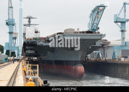 NEWPORT NEWS, Va. (ott. 11, 2013), Newport News la costruzione navale inondazioni Dock a secco 12 di galleggiare il primo nella classe portaerei, Unità Pre-Commissioning Gerald Ford (CVN 78). (U.S. Navy foto da John Whalen/RILASCIATO) 131011-N-ZZ999-001 Unisciti alla conversazione http://www.navy.mil/viewGallery.asp http://www.facebook.com/USNavy http://www.twitter.com/USNavy http://navylive.dodlive.mil http://pinterest.com https://plus.google.com PCU Gerald Ford viene lanciata per la prima volta. (10297687393) Foto Stock