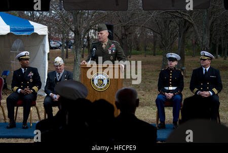 121207-N-XS652-299 Virginia Beach, Va. (dec. n. 7, 2012) Lt. Gen. John M. Paxton Jr., comandante U.S. Marine Corps il comando delle forze, parla a Pearl Harbour ricordo cerimonia al giunto di base Expeditionary poco Creek-Fort Storia. L'evento celebrato il 71esimo anniversario dell'attacco a Pearl Harbor. (U.S. Foto di Marina di Robin Hicks/RILASCIATO) Pearl Harbour ricordo cerimonia al JEB poco Creek-Fort Storia 121207-N-XS652-299 Foto Stock