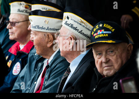 121207-N-XS652-319 Virginia Beach, Va. (dec. n. 7, 2012) Pearl Harbor superstiti frequentare una Pearl Harbour ricordo cerimonia al giunto di base Expeditionary poco Creek-Fort Storia. L'evento celebrato il 71esimo anniversario dell'attacco a Pearl Harbor. (U.S. Foto di Marina di Robin Hicks/RILASCIATO) Pearl Harbour ricordo cerimonia al JEB poco Creek-Fort Storia 121207-N-XS652-319 Foto Stock