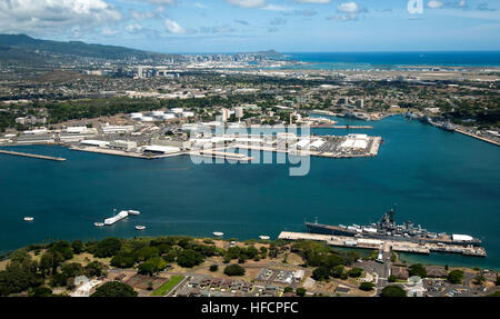 130806-N-UI636-939 PEARL HARBOR (Agosto 6, 2013) Una veduta aerea della USS Arizona e la USS Missouri Memoriali a Ford Island, Base comune Harbor-Hickam perla. Diamond Head, Honolulu e Waikiki sono in distanza. (U.S. Foto di Marina di Massa Specialista comunicazione marinaio Johans Chavarro/RILASCIATO) Pearl Harbor con base sub nel 2013 Foto Stock