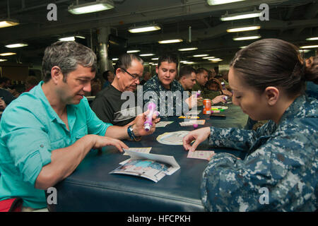 130509-N-ZM744-021 OCEANO PACIFICO (9 maggio 2013) - marinai, Marines e membri della famiglia di partecipare a un gioco del Bingo sul disordine dei ponti di assalto anfibio nave USS Peleliu (LHA 5) durante "Tiger Cruise 2013." "tigri" sono impegnati ospiti e membri della famiglia di marinai e marines che sono di stanza a bordo Peleliu e xv Marine Expeditionary Unit. Peleliu è il fiore all' occhiello di Peleliu anfibio gruppo pronto ritorno dalla distribuzione con il trasporto anfibio dock nave USS Green Bay (LPD 20), il dock anfibio sbarco nave USS Rushmore (LSD 47), e l'avviato xv Expediti Marine Foto Stock