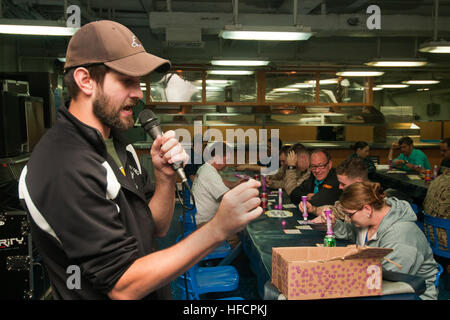 130509-N-ZM744-021 OCEANO PACIFICO (9 maggio 2013) - Lucas Eckstein, Peleliu divertente boss, annuncia numeri durante una partita di Bingo sul disordine dei ponti di assalto anfibio nave USS Peleliu (LHA 5) durante "Tiger Cruise 2013." "tigri" sono impegnati ospiti e membri della famiglia di marinai e marines che sono di stanza a bordo Peleliu e xv Marine Expeditionary Unit. Peleliu è il fiore all' occhiello di Peleliu anfibio gruppo pronto ritorno dalla distribuzione con il trasporto anfibio dock nave USS Green Bay (LPD 20), il dock anfibio sbarco nave USS Rushmore (LSD 47), e l'avviato xv Marine Foto Stock