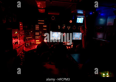 Gli studenti imparano a base controlli sottomarino mentre partecipate a navi di base cabina di comando. Questo trainer insegna loro le nozioni di base sul controllo delle navi e gli ordini di base presso la base di sottomarini arruolato Scuola Navale presso la base di sottomarini di New London, Conn. Azione a Groton 293121 Foto Stock