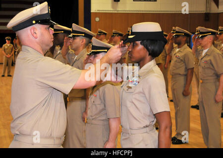 Un'ispezione del personale presso la Officer Candidate School, Naval Station Newport, include capi senior che correggono gli stipendi dei candidati per garantire un protocollo e un addestramento adeguati. Foto Stock