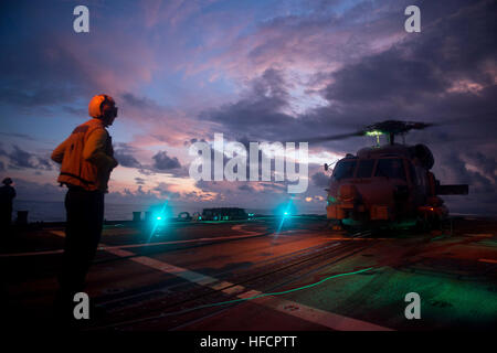 161117-N-NT265-028 sul Mare del Sud della Cina (nov. 17, 2016) Petty Officer di terza classe Robert McGuire, assegnato all'distribuita Arleigh Burke-class guidato-missile destroyer USS McCampbell (DDG 85) si erge da durante il volo quarti con un MH-60R Seahawk elicottero, assegnato al "signori della guerra" di elicottero Maritime Strike Squadron (HSM) 51, durante la cooperazione a galla la prontezza e la formazione (Carati) 2016. Carato è una serie annuale di esercizi marittimo tra Stati Uniti Navy, U.S. Marine Corps e le forze armate di nove nazioni partner di includere il Bangladesh, Brunei, Cambogia, Indonesia, Malaysia, Foto Stock