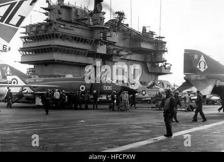 Phantom FG1 892 NAS sulla USS Indipendenza (CVA-62) 1971 Foto Stock