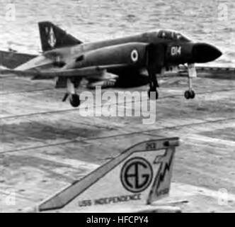 Phantom FG1 892 NAS sbarco sulla USS Indipendenza (CVA-62) 1972 Foto Stock