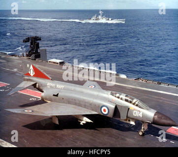 Phantom FG1 892 Sqn sulla HMS Ark Royal (R09) 1972 Foto Stock