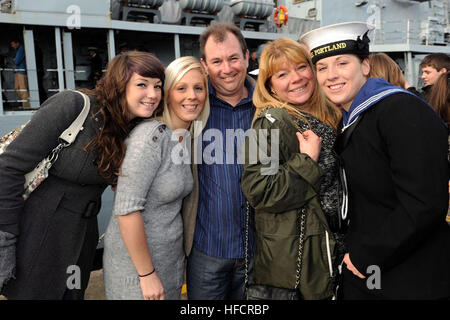 In grado marinaio Heidi Telford è riunita con la sua famiglia a Plymouth, Regno Unito, dopo sette mesi di distribuzione a bordo della Sua Maestà la nave di Portland, nov. 16, 2010. Telford, nativo di Plymouth, Regno Unito, è un elemento di innesto femmina del team ed è attualmente assegnata al 1 Fucili a canna rigata Battle Group in Nahr-e-Saraj, provincia di Helmand. Plymouth, UK sailor dimostra il suo valore in Nahr-e-Saraj 420980 Foto Stock