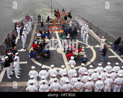 I marinai e gli ospiti a bordo guidato-missile fregata USS Vandegrift (FFG 48) a prendere parte a una cerimonia in onore di dieci superstiti della USS poco (DD 803), che è stata affondata off Okinawa da quattro piani kamikaze nel 1945. Vandegrift ha ospitato la riunione annuale del USS poco superstiti e gli amici, con 100 persone Vandegrift imbarco a Kalama, Washington, per il transito verso il basso la Columbia e Willamette fiumi di prendere parte nel centesimo anniversario del Portland Rosefest celebrazione. USS Vandegrift team fucile reso un 21-gun salute e superstiti, gli amici e la famiglia si lancia le rose oltre il lato in memoria di quelli Foto Stock