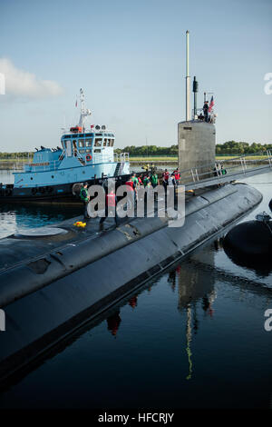 130812-N-XO436-071 Port Canaveral, Fla. (Agosto 12, 2013) La Virginia attacco di classe Pre-Commissioning sottomarino unità (PCU) Minnesota (SSN 783) tira in Port Canaveral, Fla. per una porta programmata visita. (U.S. Foto di Marina di Massa lo specialista di comunicazione 2a classe Jonathan Sunderman/RILASCIATO) Porto visita 130812-N-XO436-071 Foto Stock