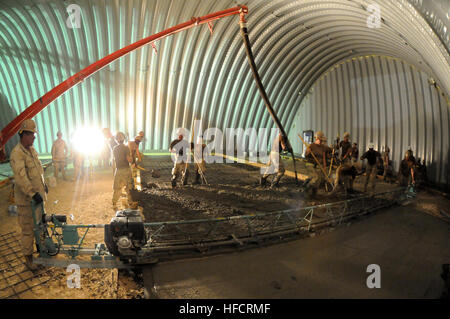 Seabees dalla Società Delta dalla base navale di Mobile Battaglione di costruzione 4 distribuzione di calcestruzzo posti durante la notte le operazioni di costruzione. NMCB 4 è un componente della Naval Expeditionary comando di combattimento che fornisce la contingenza di ingegneria e costruzione in Afghanistan a sostegno della missione globale di assistenza e sicurezza internazionale e forze regionali di combat commander requisiti. Massetto di alimentazione 110712-N-LL945-144 Foto Stock