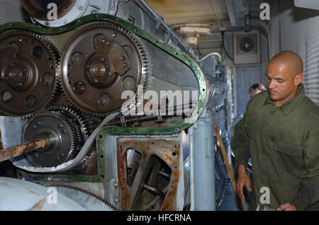 GUANTANAMO Bay a Cuba - Navy Chief Petty Officer Miguel Fernandez si prepara per controllare il generatore di aria della scatola per garantire le bocchette sono pulite, Febbraio 2, 2009. Fernandez è un membro di un Mobile Utilità delle attrezzature di supporto del gruppo di supporto di Joint Task Force Guantanamo e U.S. Stazione navale di Guantánamo Bay. JTF Guantanamo conduce al sicuro, umano, legale e trasparente di cura e custodia dei detenuti combattenti ostili, compresi quelli condannati dalla commissione militare e quelli ordinati rilasciato. La JTF conduce la raccolta di intelligence, analisi e diffusione per la tutela dei detenuti e pers Foto Stock