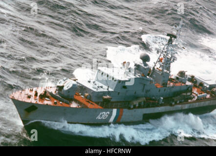 Porta antenna bow vista del Russian Maritime guardia di confine regione del Pacifico PAUK-1 classe combattente patrol (MPK-136) in corso. Data esatta sconosciuto Pr.1241.2P1 Foto Stock