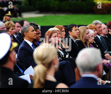 WASHINGTON (sett. 22, 2013) Presidente baracca Obama e la first lady Michelle Obama frequentare un memoriale di servizio presso la Caserma marini a Washington D.C. per le 12 vittime del Washington Navy Yard di ripresa. (U.S. Foto di Marina di Massa lo specialista di comunicazione 2a classe Pedro A. Rodriguez/RILASCIATO) 130922-N-ZA795-051 Unisciti alla conversazione http://www.navy.mil/viewGallery.asp http://www.facebook.com/USNavy http://www.twitter.com/USNavy http://navylive.dodlive.mil http://pinterest.com https://plus.google.com Presidente Barack Obama assiste un memoriale di servizio presso la Caserma Marini, (9886258935) Foto Stock