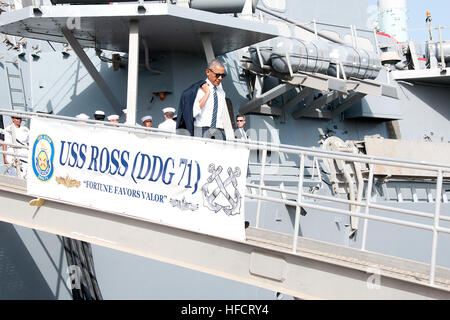 160710-N-VJ282-216 Naval Station Rota, Spagna (10 luglio 2016) Il Presidente Barack Obama si diparte USS Ross (DDG 71) dopo un tour a bordo della nave. Durante la visita del presidente alla stazione navale di Rota, si è incontrato con la leadership di base, ha girato la USS Ross (DDG 71) e ha parlato ai membri del servizio e delle loro famiglie durante un tutte le mani chiamata. La stazione navale di Rota consente e supporta le operazioni degli Stati Uniti e delle forze alleate e fornisce servizi di qualità a sostegno della flotta, fighter, e la famiglia per il comandante della Marina Militare, gli impianti di comando nella regione della marina in Europa, Africa e Asia sud-ovest. (U.S. Navy foto di comunicazione di massa Foto Stock