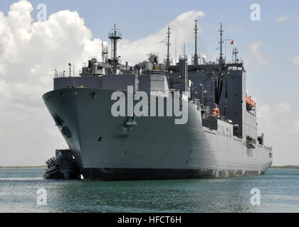 Il Sealift militare il comando di carichi secchi e munizioni nave USNS Wally Schirra (T-AKE 8) tira in porta alla stazione navale di Guantánamo Bay a Cuba (GTMO). Wally Schirra tirato in GTMO per scaricare circa 160 pallet di bottiglie di acqua e di cibo secco memorizza come parte del progetto Handclasp. Progetto Handclasp è una marina programma che coordina il trasporto e la consegna di aiuti umanitari, educativo e materiale di buona volontà ha donato alla Fondazione da parte di società, caritative e di servizio pubblico delle organizzazioni e privati cittadini su tutto il territorio degli Stati Uniti per la distribuzione in paesi stranieri che hanno bisogno di Foto Stock