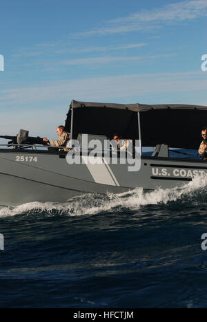 GUANTANAMO Bay a Cuba - Membri della Guardia Costiera porta unità di sicurezza 307, da Clearwater, Florida, patrol Guantanamo Bay, 10 giugno 2008. PSU 307 fornisce maritime anti-terrorismo e forza di protezione per le acque in ed intorno a U.S. Stazione navale di Guantánamo Bay e Joint Task Force Guantanamo. JTF Guantanamo conduce al sicuro e di assistenza umana e la custodia dei detenuti combattenti ostili. La JTF conduce operazioni di interrogazione per raccogliere intelligence strategica a sostegno della guerra globale al terrorismo e sostiene l'applicazione della legge e i crimini di guerra di indagini. JTF Guantanamo si è impegnato per la sicurezza e la sec Foto Stock