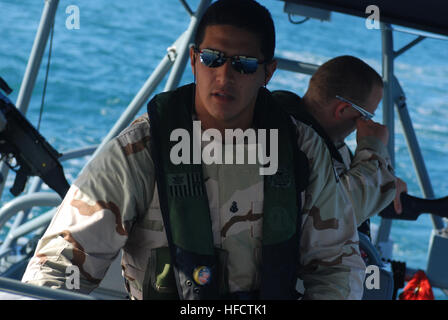 GUANTANAMO Bay a Cuba - Coast Guard Chief Petty Officer Schefano ricco, una tattica timoniere dalla porta unità di sicurezza 307 fuori di Clearwater, Florida, mans timone mentre di pattuglia nella baia di Guantánamo Giugno 10, 2008. PSU 307 fornisce maritime anti-terrorismo e forza di protezione per le acque in ed intorno a U.S. Stazione navale di Guantánamo Bay e Joint Task Force Guantanamo. JTF Guantanamo conduce al sicuro e di assistenza umana e la custodia dei detenuti combattenti ostili. La JTF conduce operazioni di interrogazione per raccogliere intelligence strategica a sostegno della guerra globale al terrorismo e sostiene l'applicazione della legge e w Foto Stock