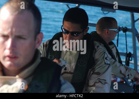 GUANTANAMO Bay a Cuba - Coast Guard Chief Petty Officer Schefano ricco, una tattica timoniere dalla porta unità di sicurezza 307 fuori di Clearwater, Florida, contatti la guardia costiera Stazione di spedizione mentre di pattuglia nella baia di Guantánamo, 10 giugno 2008. PSU 307 fornisce maritime anti-terrorismo e forza di protezione per le acque in ed intorno a U.S. Stazione navale di Guantánamo Bay e Joint Task Force Guantanamo. JTF Guantanamo conduce al sicuro e di assistenza umana e la custodia dei detenuti combattenti ostili. La JTF conduce operazioni di interrogazione per raccogliere intelligence strategica a sostegno della guerra globale al terrorismo e s Foto Stock