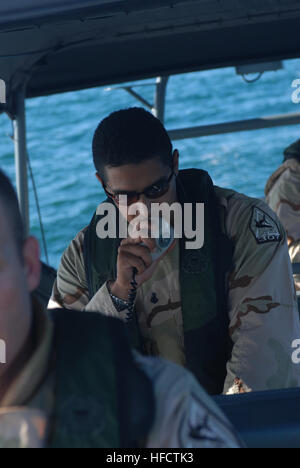 GUANTANAMO Bay a Cuba - Coast Guard Chief Petty Officer Schefano ricco, una tattica timoniere dalla porta unità di sicurezza 307 fuori di Clearwater, Florida, contatti la guardia costiera Stazione di spedizione mentre di pattuglia nella baia di Guantánamo, 10 giugno 2008. PSU 307 fornisce maritime anti-terrorismo e forza di protezione per le acque in ed intorno a U.S. Stazione navale di Guantánamo Bay e Joint Task Force Guantanamo. JTF Guantanamo conduce al sicuro e di assistenza umana e la custodia dei detenuti combattenti ostili. La JTF conduce operazioni di interrogazione per raccogliere intelligence strategica a sostegno della guerra globale al terrorismo e s Foto Stock