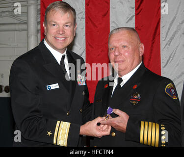 100108-N-JI865-028 SAN DIEGO - (GEN. 8, 2009) posteriori Adm. William D. francese, Commander, Navy regione sud-ovest, presenta il cuore viola medaglia al pensionato civile Navy firefighter Lewis E. Meyer durante una cerimonia a bordo della USS Midway Museum. Meyer è stato presentato due cuore viola medaglie e un prigioniero di guerra medaglia per il suo servizio durante la Guerra del Vietnam. Meyer entra a far parte del novero di cuore viola i destinatari come uno dei due DOD i dipendenti civili tenuto prigioniero durante la guerra, dal febbraio 1968 al marzo 1973. Stati Uniti Foto di Marina di Massa lo specialista di comunicazione di terza classe Kari R. Rodriguez...molto rispettosamente,..MC3 Kar Foto Stock