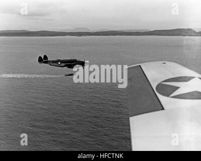 Foto #: 80-G-356150 Lockheed PV-1 Ventura piano patrol far cadere un marchio XIII siluro oltre lo stretto di Saratoga, Washington, 4 giugno 1943. Nota di legno dotati di stabilizzatore intorno alla coda di questo siluro, e il gas di scarico dal motore. Ufficiale DEGLI STATI UNITI Fotografia della marina militare, ora nelle collezioni di archivi nazionali. PV-1 Ventura scende Mk 13 siluro nel giugno 1943 Foto Stock